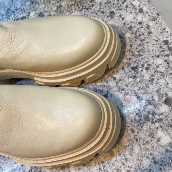 Sam Edelman Women's Daelyn Chelsea Boot
Leather upper cream size 9 - Picture 2 of 9